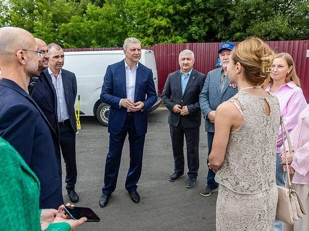 Глава Одинцовского округа вместе с жителями и депутатами оценил благоустройство привокзальной площади в Кубинке Глава Одинцовского округа вместе с жителями и депутатами оценил благоустройство привокзальной площади в Кубинке